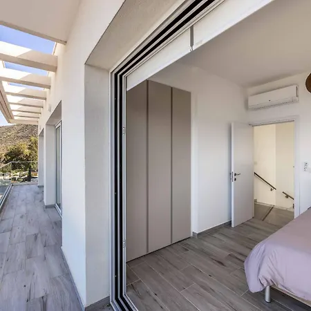 Seashore Villa Pomos